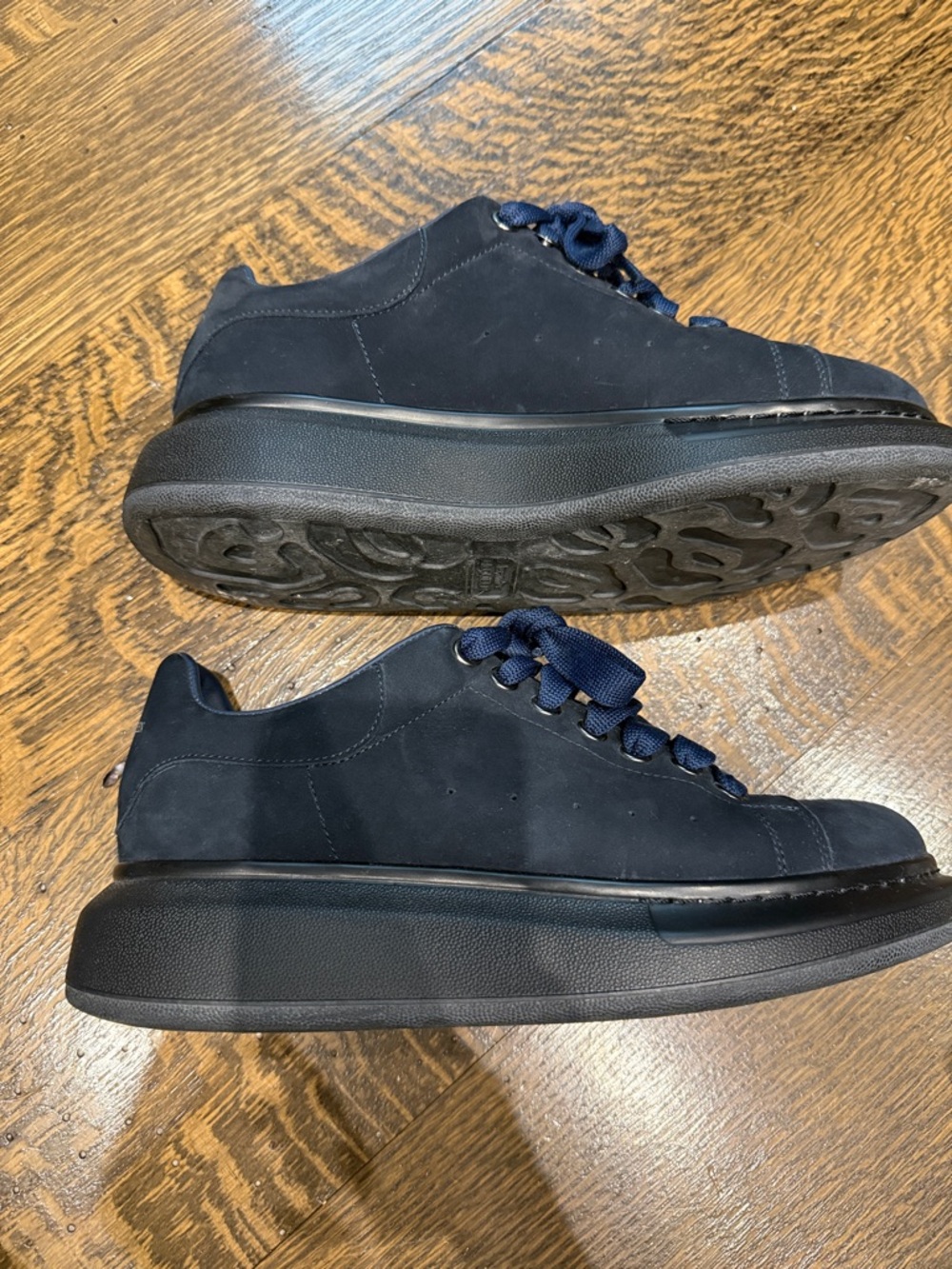 Men’s Alexander McQueen Navy Leather Low-Top Sneakers size 42 missing one insole
